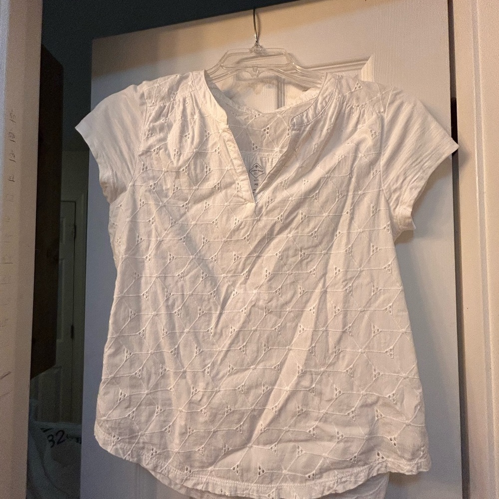 ☀️3/$10☀️ St. John's Bay White Fitted Cap Sleeve Blouse PS
